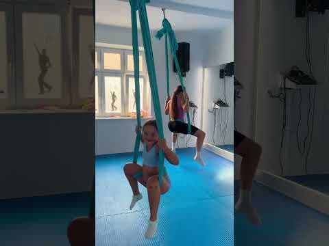 Wakacyjne warsztaty AERIAL KIDS na Szarfach / ARTMUSIC Szkoła Muzyki i Tańca